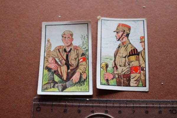 zwei Sammelbilder  Deutsche Uniformen SA / SS / HJ